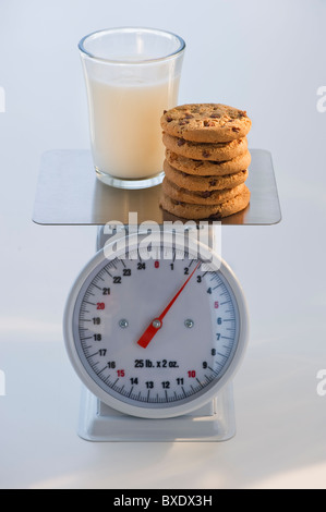 Biscotti e latte sulla bilancia da cucina Foto Stock