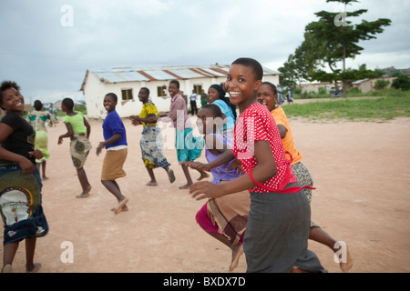 Le ragazze adolescenti frequentano una scuola dopo il programma in Dodoma, Tanzania Africa Orientale. Foto Stock