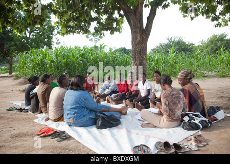 Le donne partecipare a un incontro di comunità in Dodoma, Tanzania Africa Orientale. Foto Stock