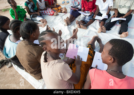 Le ragazze adolescenti frequentano una comunità VSLA incontro a Dodoma, Tanzania Africa Orientale. Foto Stock