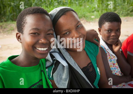 Le ragazze adolescenti frequentano un incontro di comunità in Dodoma, Tanzania Africa Orientale. Foto Stock