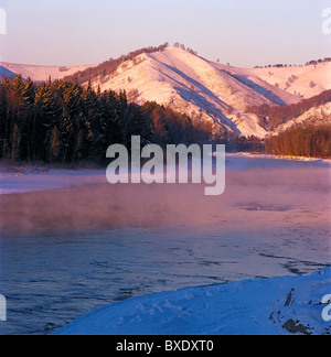 Tramonto sul fiume di Katun in Inverno gelido giorno. Montagne di Altai, Siberia, Russia Foto Stock