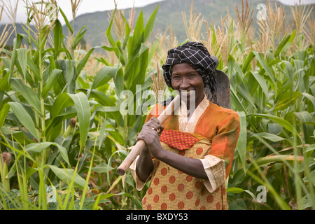 La sig.ra Khabitu alleato Mkude è un agricoltore che vive al di fuori di Iringa, Tanzania Africa Orientale. Foto Stock