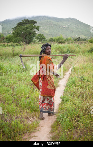 La sig.ra Khabitu alleato Mkude è un agricoltore che vive al di fuori di Iringa, Tanzania Africa Orientale. Foto Stock