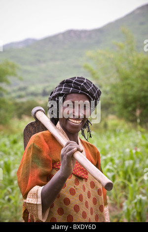 La sig.ra Khabitu alleato Mkude è un agricoltore che vive al di fuori di Iringa, Tanzania Africa Orientale. Foto Stock