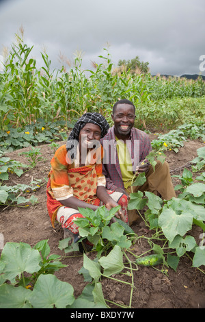 La sig.ra Khabitu alleato Mkude e suo marito, detto Habitu della loro azienda al di fuori di Iringa, Tanzania Africa Orientale. Foto Stock