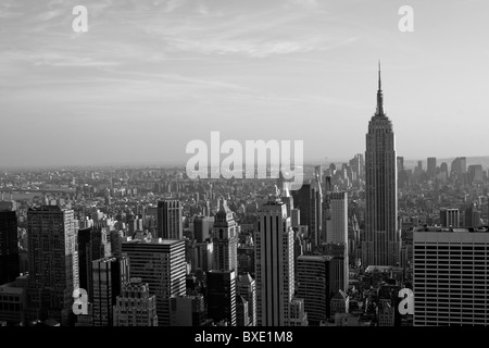 Vista della città di NY skyline con Empire State Building dal Rockefeller Center - 'Top della roccia". Foto Stock