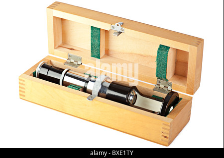 In vecchio stile mini microscopio nella scatola di legno isolato su bianco Foto Stock