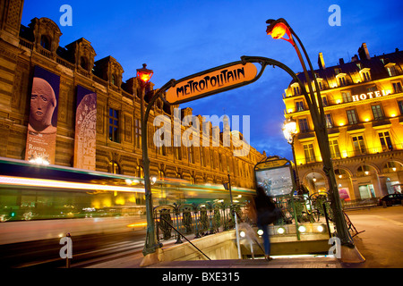 L'Europa, Francia, Parigi (75), Palais Royal-Musee du Louvre stazione della metropolitana dating del 1900 da Hector Guimard Foto Stock
