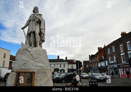 Wantage, Oxon, Inghilterra: statua di Re Alfredo il Grande in piazza del mercato Foto Stock