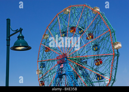 Ruota panoramica Ferris e lampione Foto Stock