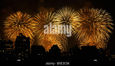 Fuochi d'artificio su New York skyline della città Foto Stock