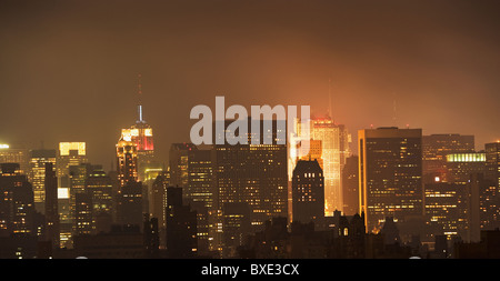 New York skyline della città di notte Foto Stock