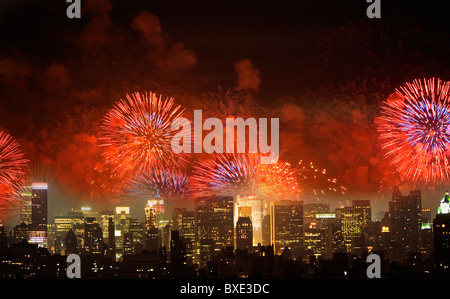 Fuochi d'artificio su New York skyline della città Foto Stock