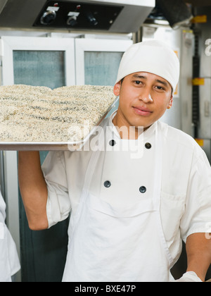 Lo Chef tenendo il vassoio del pane Foto Stock