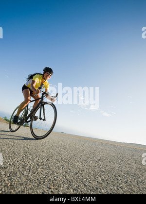 Ciclista di equitazione su strada Foto Stock