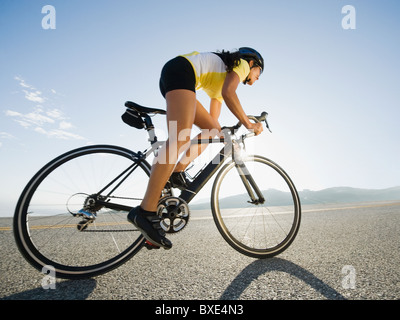 Ciclista di equitazione su strada Foto Stock