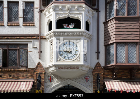 Il vecchio orologio in stile all'ingresso della vecchia Londra Corte shopping arcade in Hay Street Mall, Perth. Western Australia. Foto Stock