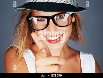 Donna bionda con occhiali da sole e cappello Foto Stock