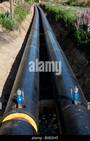 Condutture sotterranee di riscaldamento urbano in costruzione e valvole di scarico dell'acqua in esse , Finlandia Foto Stock