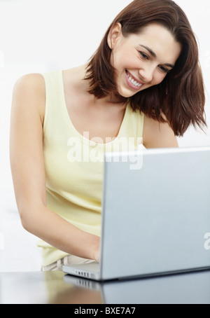 Sorridente brunette donna navigando in internet Foto Stock