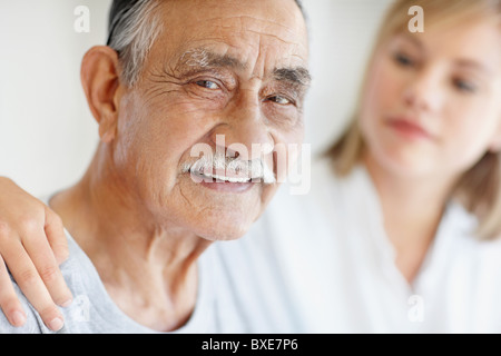 L'infermiera di cura per il paziente senior Foto Stock