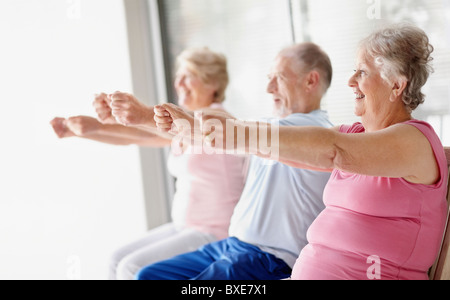 Senior della classe di esercizio Foto Stock