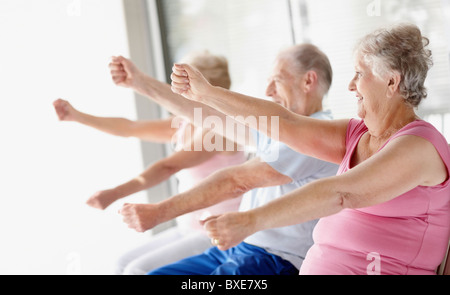 Senior della classe di esercizio Foto Stock