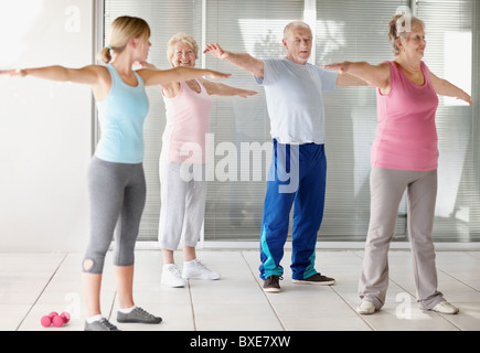 Senior della classe di esercizio Foto Stock