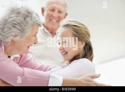 La nipote abbracciando la nonna Foto Stock