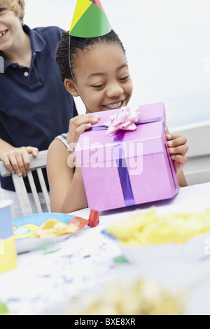 Bambino con confezione regalo su sfondo isolato regali per il compleanno  san valentino capodanno o natale faccia felice emozioni positive e  sorridenti della ragazza adolescente