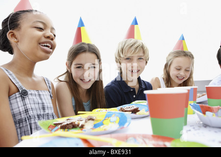 I bambini ad una festa di compleanno Foto Stock