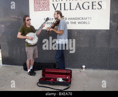 Due giovani musicisti di strada eseguendo in Richmond, Virginia Foto Stock