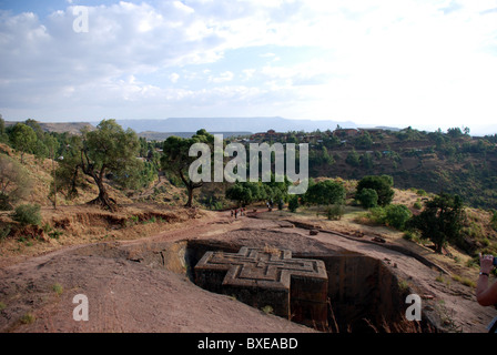 La roccia tagliata chiesa di St George nella città antica Lalibela in Etiopia costruita nel 12 secolo per essere la nuova Gerusalemme Foto Stock