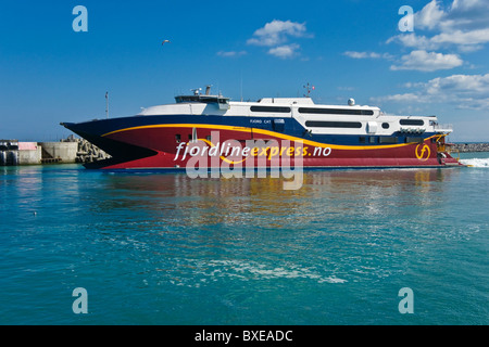 Fjordline alta velocità traghetto per trasporto auto e passeggeri Fjord Cat lasciando Hirtshals porto dello Jutland in Danimarca en route a Kristiansand Foto Stock