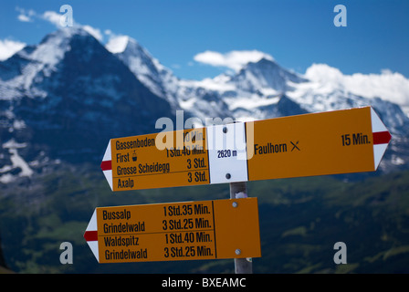 Cartello con Eiger, Moench e Jungfrau in background, Oberland bernese, Svizzera Foto Stock