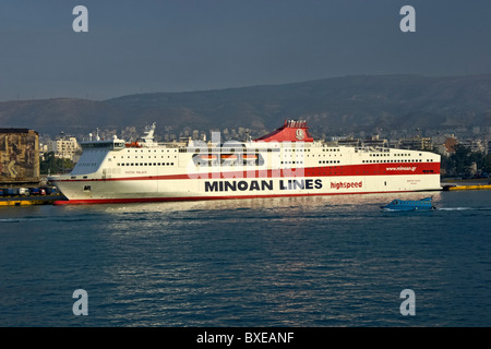 Minoan Lines traghetto per auto Festo Palace ormeggiate nel porto del Pireo in Grecia Foto Stock