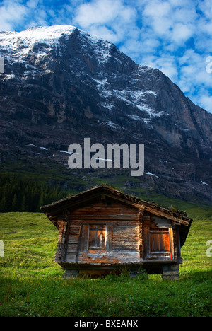 Vista dell'Eiger North Face e rifugio alpino in estate, Oberland bernese, Svizzera Foto Stock