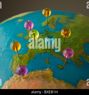 Spingere i perni sul globo terrestre Foto Stock