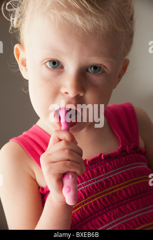 Carino giovane ragazza spazzolare i suoi denti Foto Stock