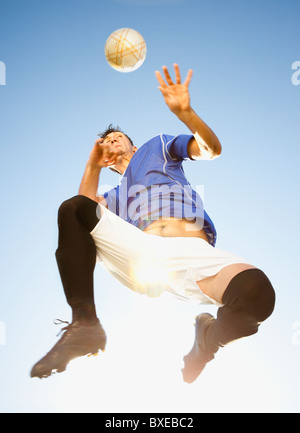 Giocatore di calcio voce la sfera Foto Stock