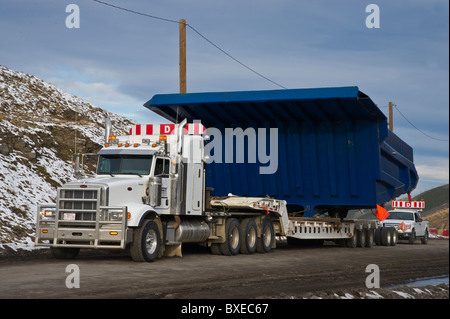 Un trattore loboy camion con rimorchio trasporta un grande over size carico. Foto Stock