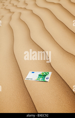 100 euro bill sulla sabbia nel deserto Foto Stock