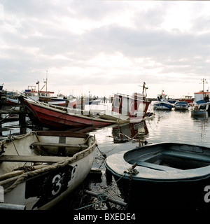 La pesca barche ormeggiate ad alta marea in Paddy foro del porto, vicino Redcar, Cleveland. Foto Stock