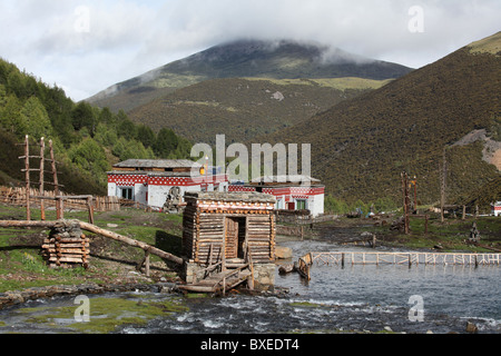 Bel paesaggio lungo il Sichaun - Tibet Autostrada o Strada Qinghai (verso Lhasa) in Cina. Foto Stock