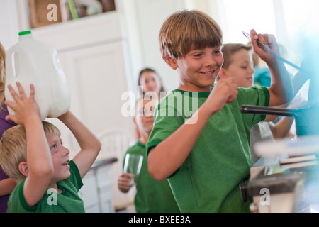 Gruppo di bambini in cucina Foto Stock