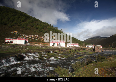 Bel paesaggio lungo il Sichaun - Tibet Autostrada o Strada Qinghai (verso Lhasa) in Cina. Foto Stock