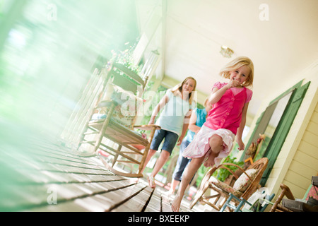 I bambini in esecuzione sul portico Foto Stock