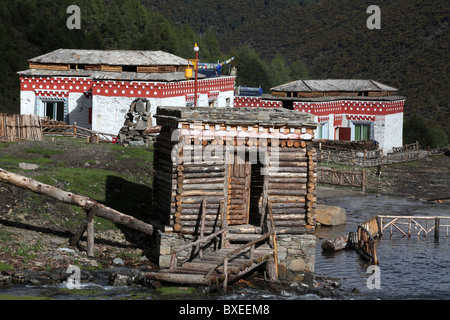 Bel paesaggio lungo il Sichaun - Tibet Autostrada o Strada Qinghai (verso Lhasa) in Cina. Foto Stock