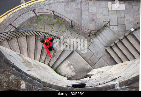 Giovane donna passaggi di arrampicata al Royal York Mezzaluna in Clifton Bristol Foto Stock